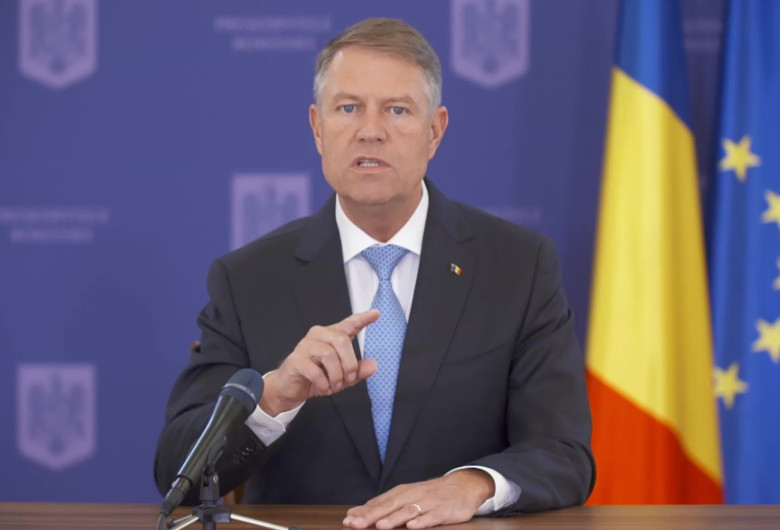 Klaus Iohannis arată cu degetul supărat, nervos