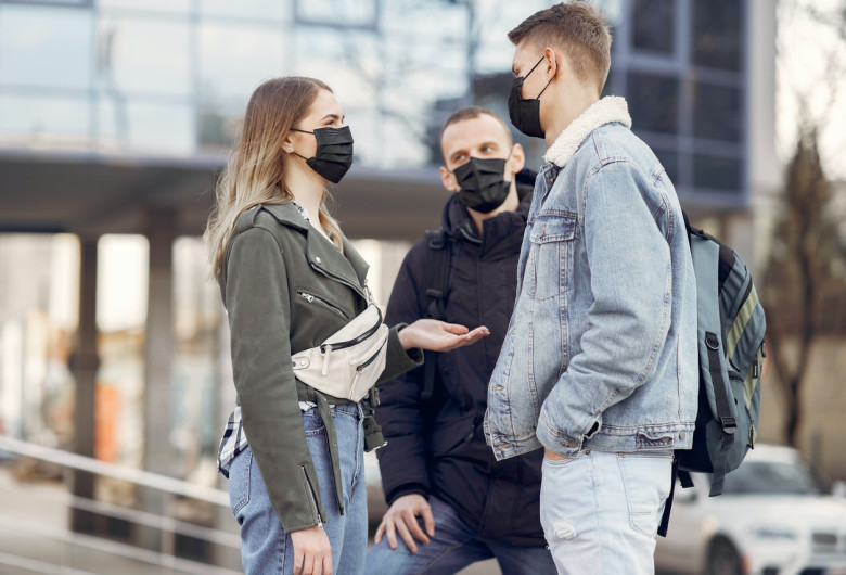 Tineri studenți cu măști de protecție pe față împotriva COVID-19, coronavirus
