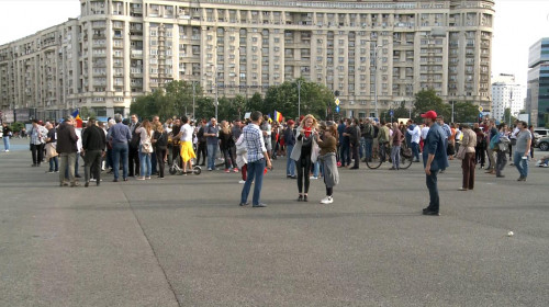 Oameni adunați în Piața Victoriei