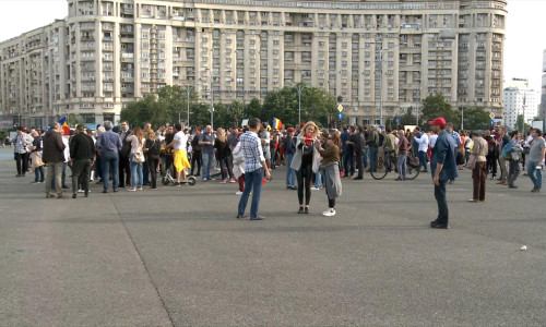 Oameni adunați în Piața Victoriei