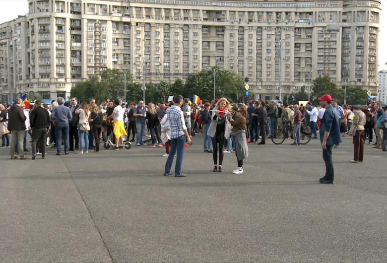 Oameni adunați în Piața Victoriei