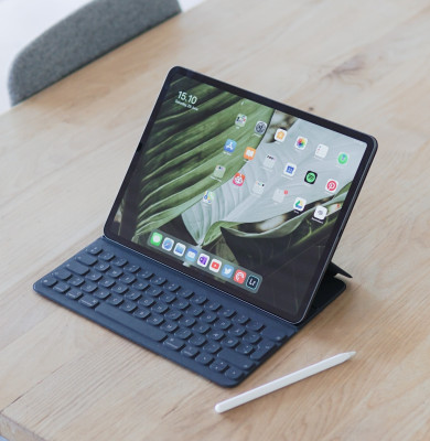 Tabletă pusă pe masă, gadget