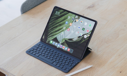 Tabletă pusă pe masă, gadget