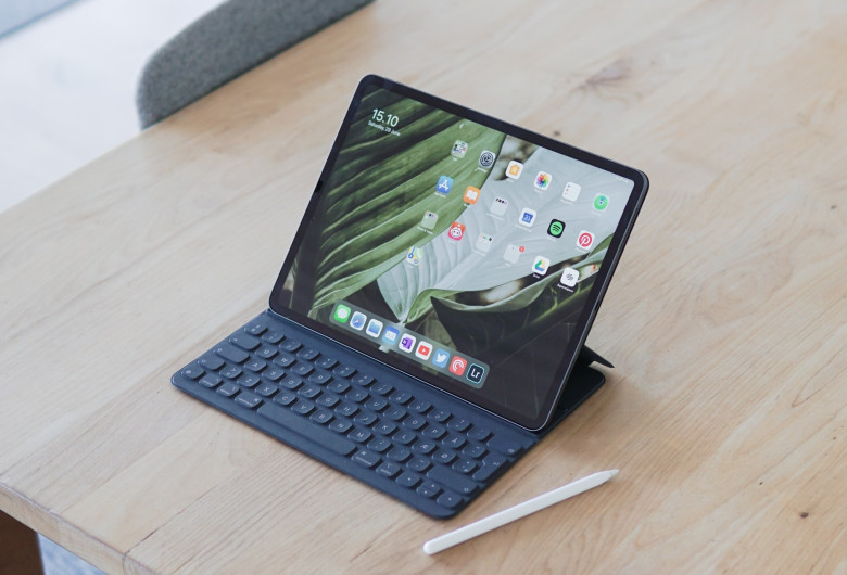 Tabletă pusă pe masă, gadget