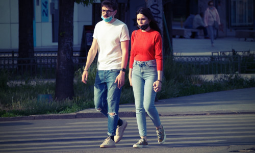 Tineri cu măști de protecție se plimbă prin București, promenadă