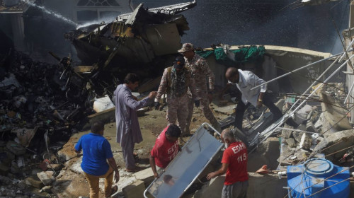 Avion prăbușit peste blocuri din Karachi, Pakistan