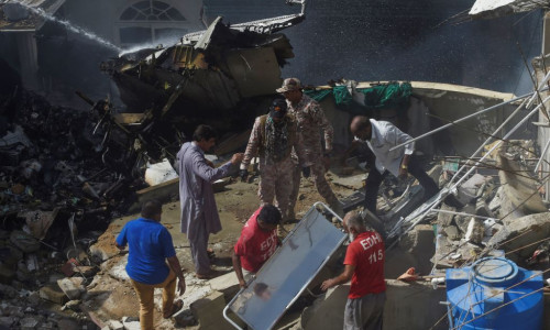Avion prăbușit peste blocuri din Karachi, Pakistan
