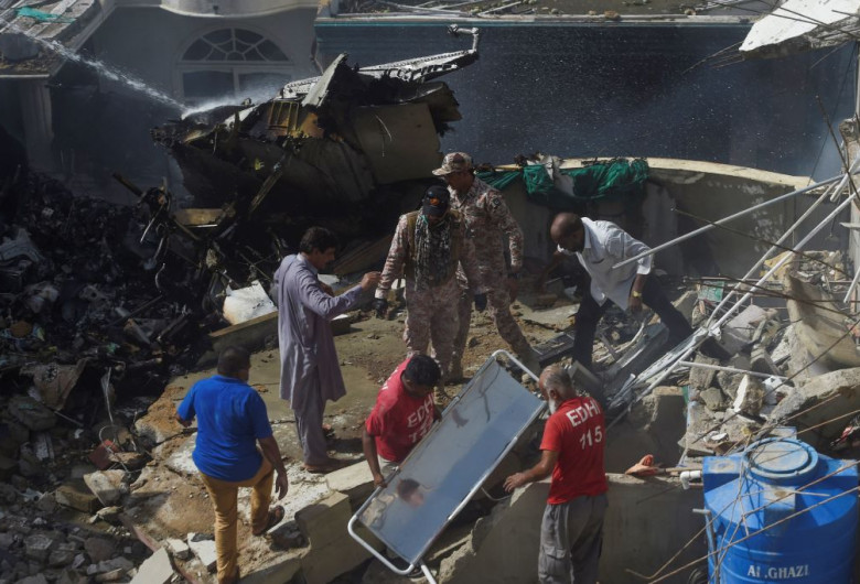 Avion prăbușit peste blocuri din Karachi, Pakistan