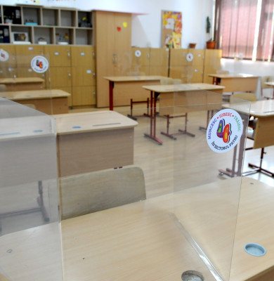 Școala 194 cu plexiglas în clase,pandemie, COVID-19, coronavirus, elevi