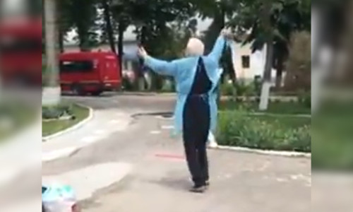 Pacient vindecat de COVID-19 dansează în curtea spitalului
