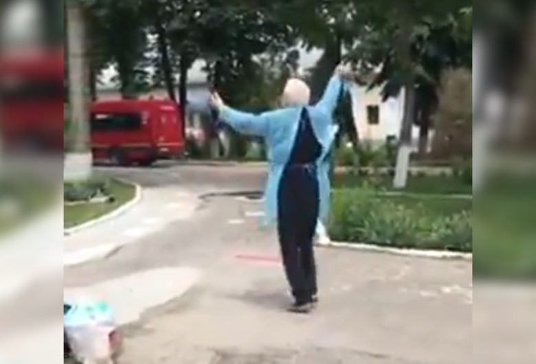 Pacient vindecat de COVID-19 dansează în curtea spitalului