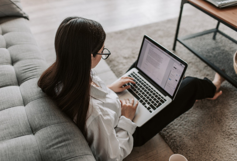 Femeie lucrează de acasă la laptop, remote, telemuncă, teleșcoală, profesoară, munca la distanță