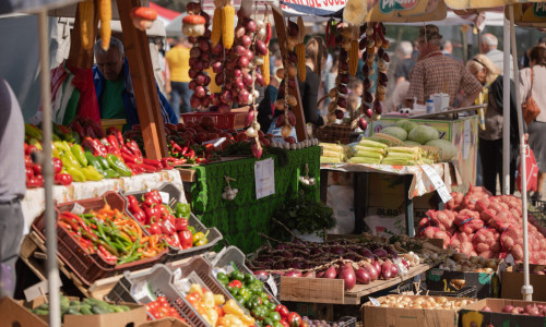 Legume și fructe într-o piață agroalimentară, mâncare, cumpărături, hrană