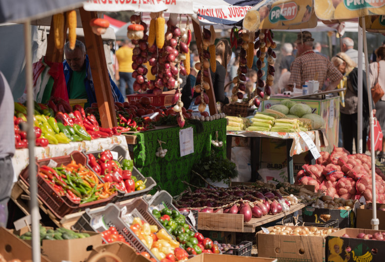 Legume și fructe într-o piață agroalimentară, mâncare, cumpărături, hrană