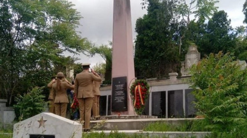 Coroane de flori depuse de militari la monumentul eroilor sovietici