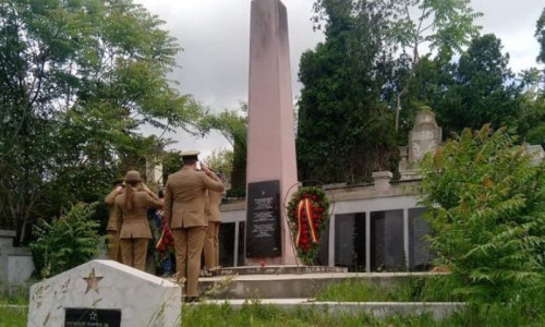 Coroane de flori depuse de militari la monumentul eroilor sovietici