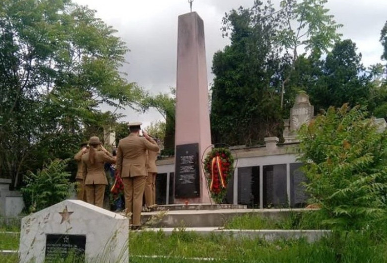 Coroane de flori depuse de militari la monumentul eroilor sovietici
