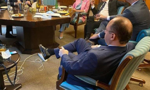 Orban fumează, Popescu bea și Aurescu are trabuc