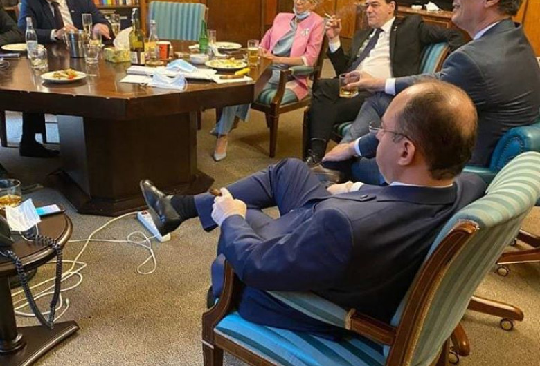 Orban fumează, Popescu bea și Aurescu are trabuc