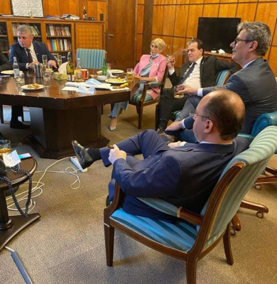 Orban fumează, Popescu bea și Aurescu are trabuc