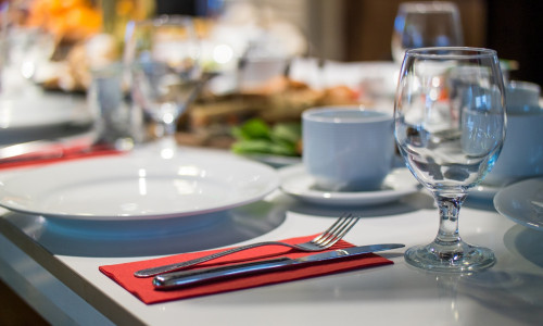 Masă la restaurant,rezervare,mâncare,cină,HoReCa,băutură,alcool,relaxare