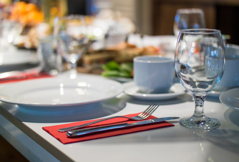 Masă la restaurant,rezervare,mâncare,cină,HoReCa,băutură,alcool,relaxare