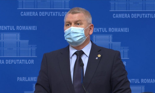 Florin Roman cu mască de protecție