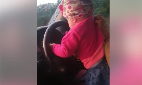 Fetiță la volanul unei mașini