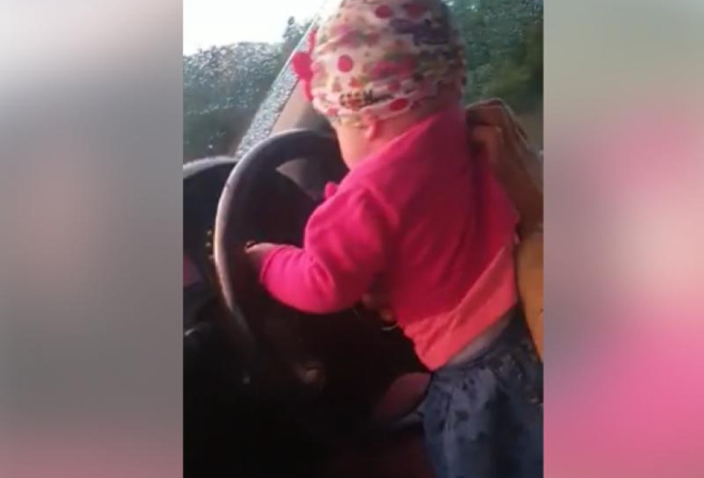Fetiță la volanul unei mașini