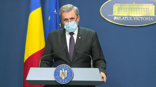 Marcel Vela cu mască de protecție pe față, la Guvern