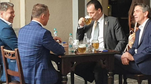 Ludovic Orban bea bere la o terasă din Centrul Vechi