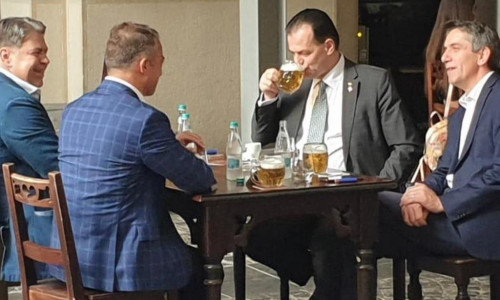 Ludovic Orban bea bere la o terasă din Centrul Vechi