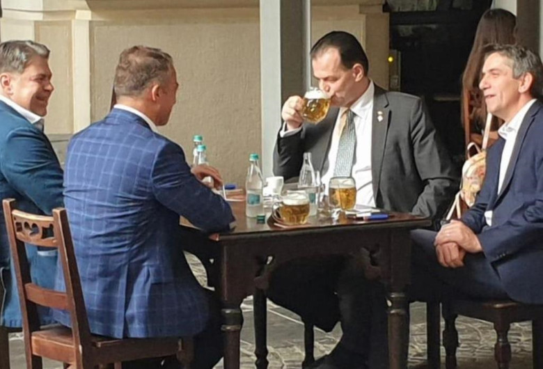 Ludovic Orban bea bere la o terasă din Centrul Vechi