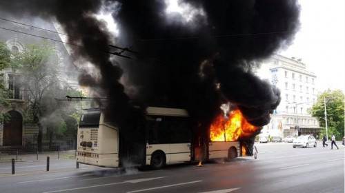 Troleibuz în flăcări, în București