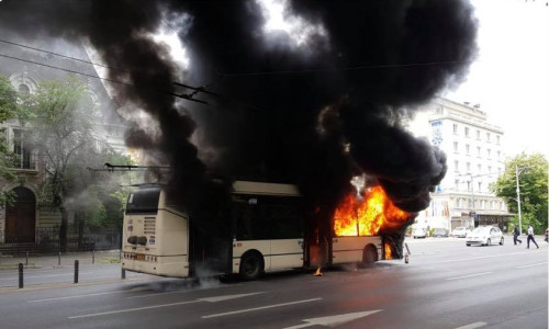 Troleibuz în flăcări, în București