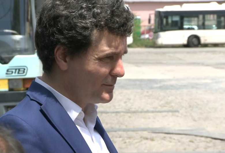 Nicușor Dan cu troleibuz STB în spate