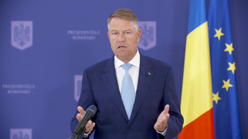 Klaus Iohannis arătând cu mâinile a ceva evident