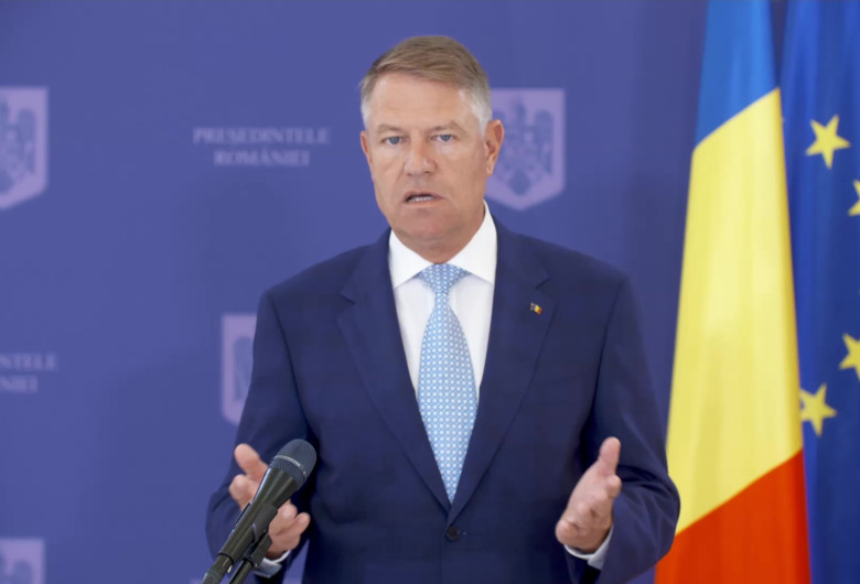Klaus Iohannis arătând cu mâinile a ceva evident