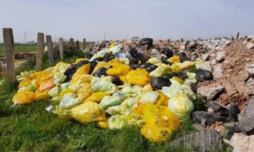 Deșeuri aruncate pe câmp la Dobroești