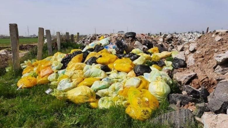 Deșeuri aruncate pe câmp la Dobroești
