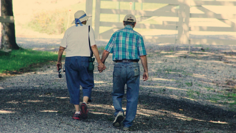 Bătrâni, pensionari, moș și babă se plimbă, relaxați