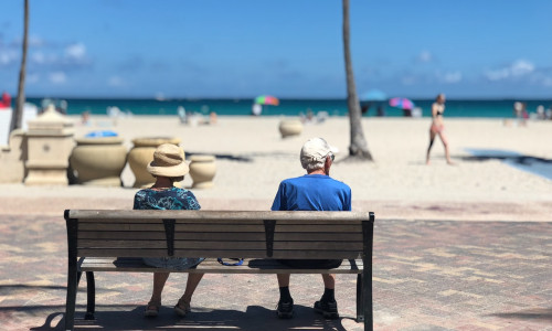 Bătrâni, pensionari, moș și babă pe o bancă, la mare, la soare, relaxați, turism, litoral