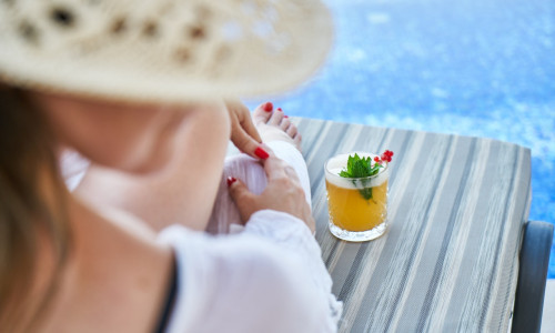 Turistă, femeie la plajă, la piscină, relaxare, turism, litoral, distracție