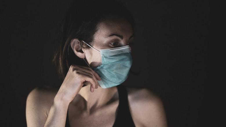 Femeie cu mască de protecție pentru coronavirus, COVID-19