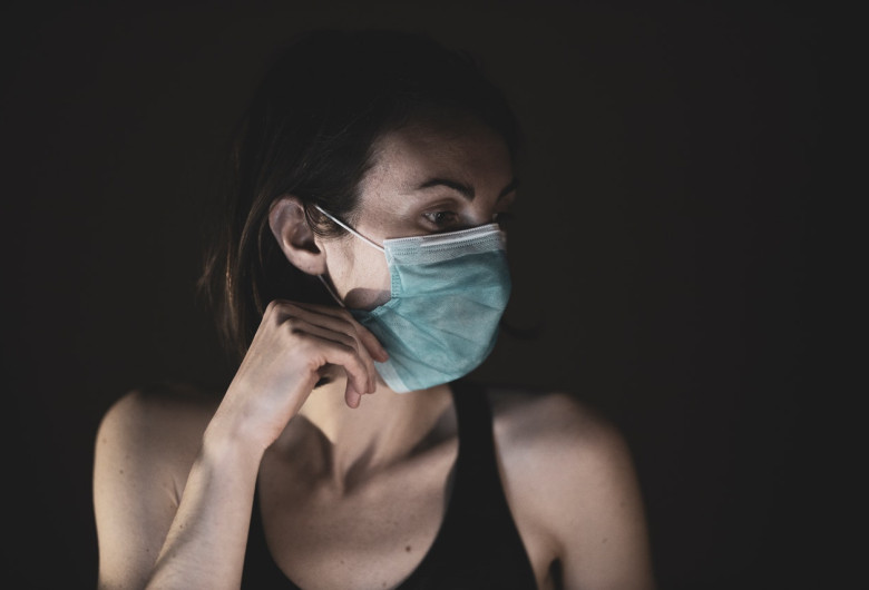 Femeie cu mască de protecție pentru coronavirus, COVID-19