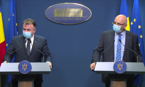 Nelu Tătaru și Raed Arafat, cu mască, la Guvern
