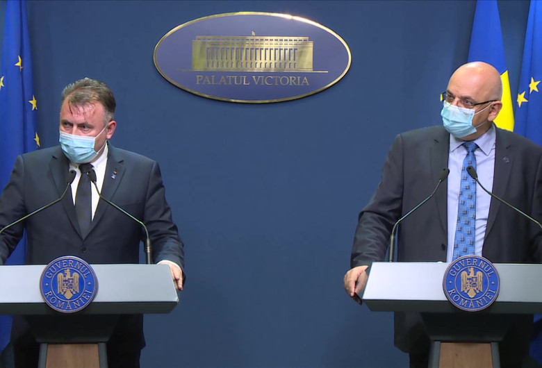 Nelu Tătaru și Raed Arafat, cu mască, la Guvern