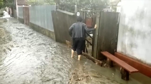 Curți inundate, gospodării cu ploi abundente