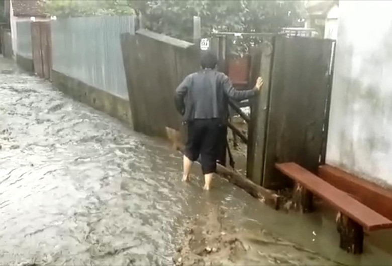Curți inundate, gospodării cu ploi abundente