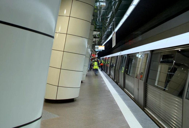 Oameni în stația de metrou Eroilor